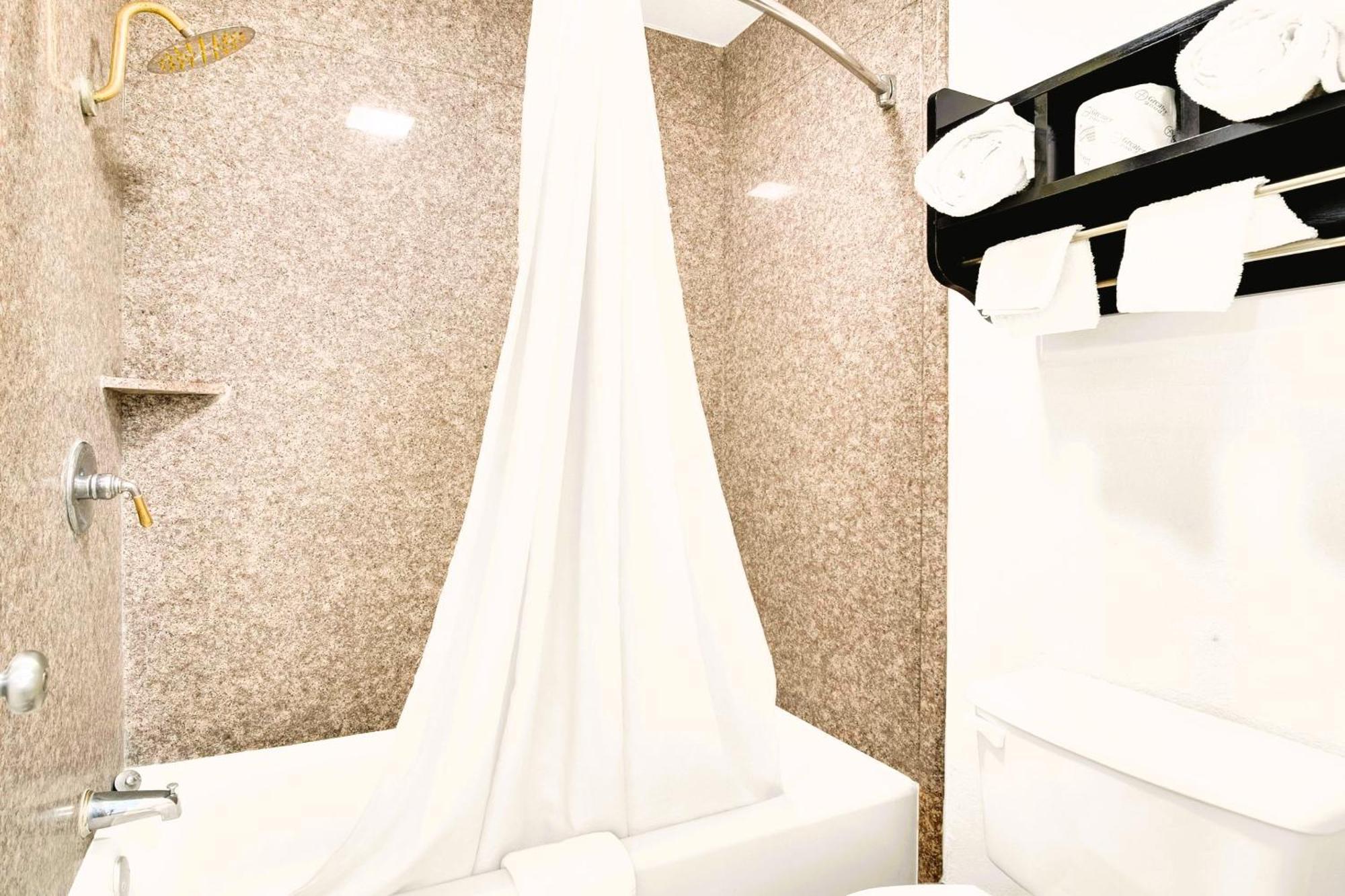 Three Rivers Executive Inn & Suites By Oyo Esterno foto