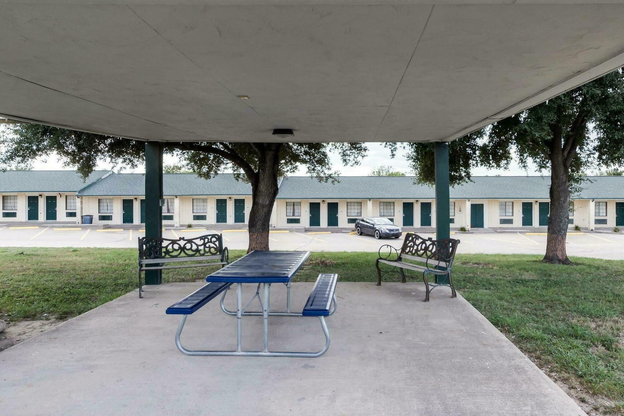 Three Rivers Executive Inn & Suites By Oyo Esterno foto